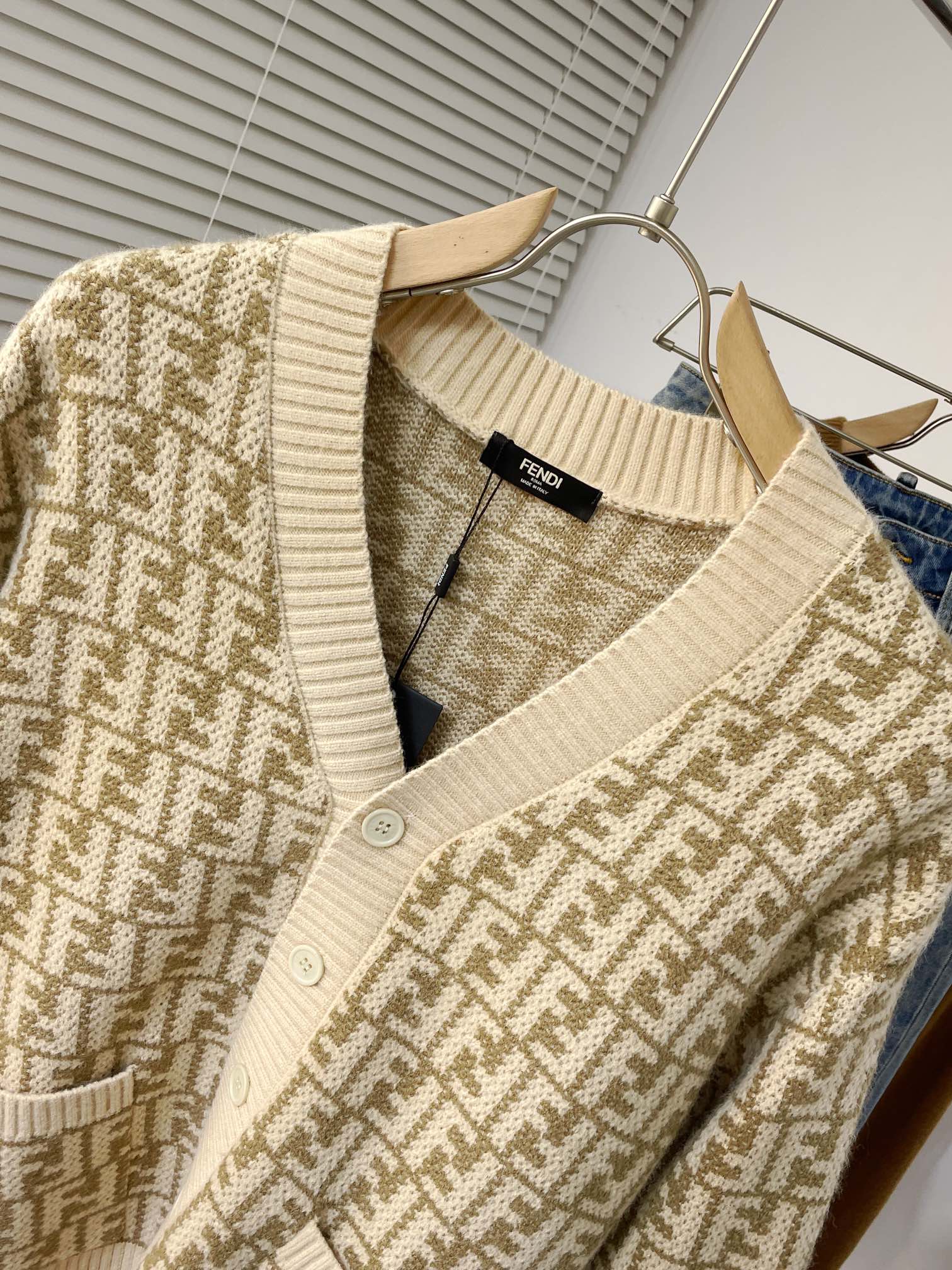 fendi芬迪限定款双f老花针织套装,fendi芬迪服装有什么特点