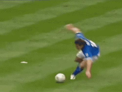 足球场上的尴尬瞬间视频,足球场上的尴尬瞬间笑到肚子疼