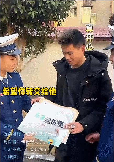 猩猩扔水瓶砸伤游客账号,动物园称猩猩砸伤游客系正当防卫