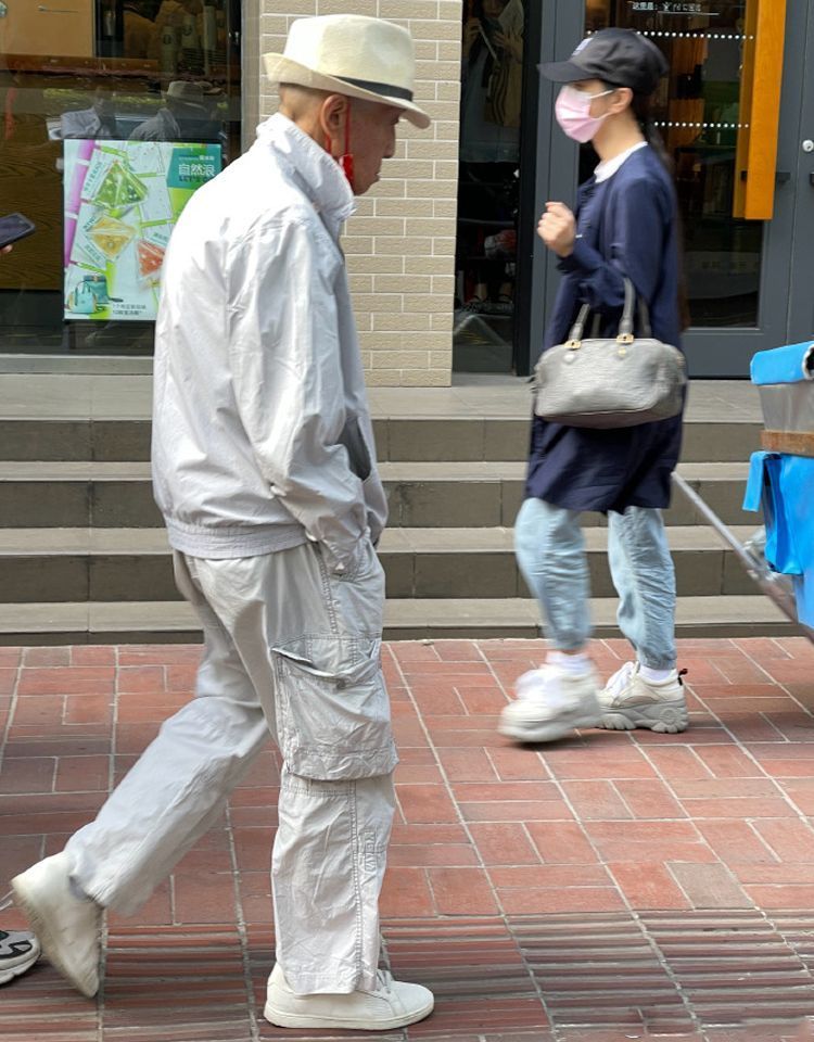 40岁后男人穿工装裤还是束脚裤,四十多岁男人适合穿阔腿牛仔裤吗