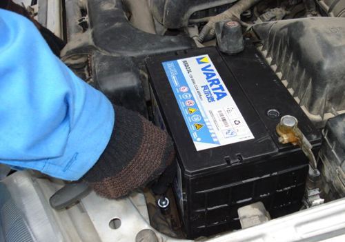 内燃机车蓄电池安装,燃油车蓄电池维护