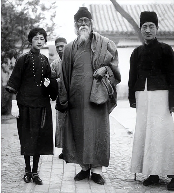 徐志摩死后林徽因写的挽联,徐志摩和林徽因在康桥的视频