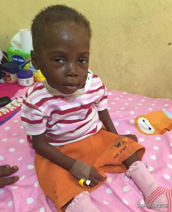 2016年,非洲男孩向白人美女讨水喝走红网络,男孩后来怎么样了?