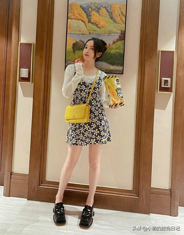 穿碎花连衣裙配什么样的鞋子好看,55岁女人穿黑色连衣裙配什么鞋子