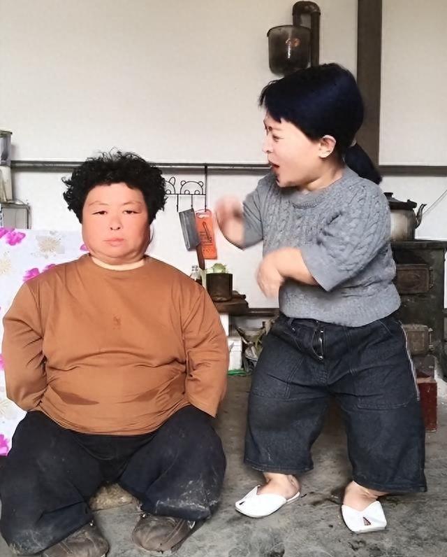 侏儒网红嫁了一个1米8的老公,广州网红侏儒嫁大学生