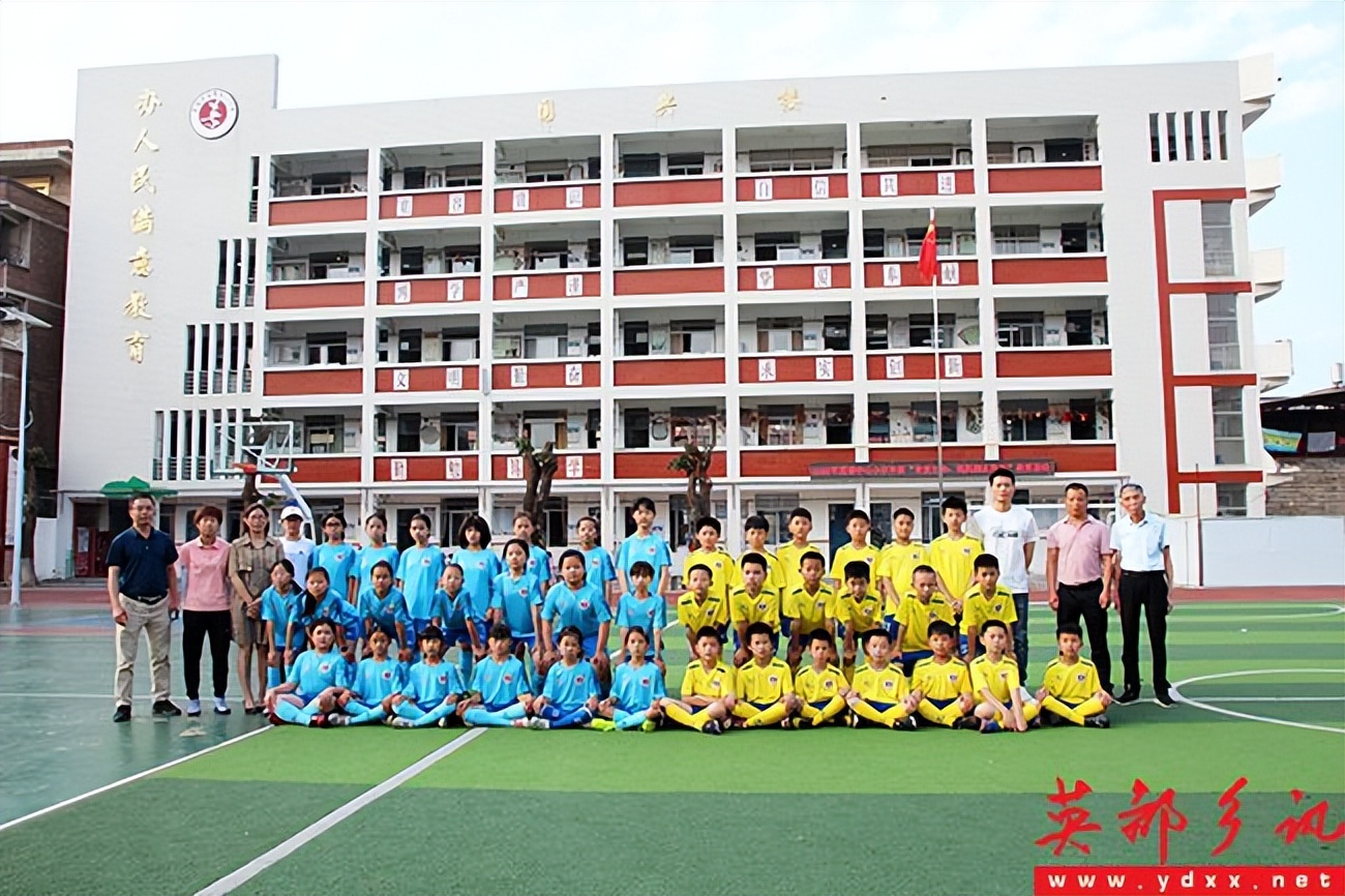 校友洪再福为英都中心小学足球队捐赠队服