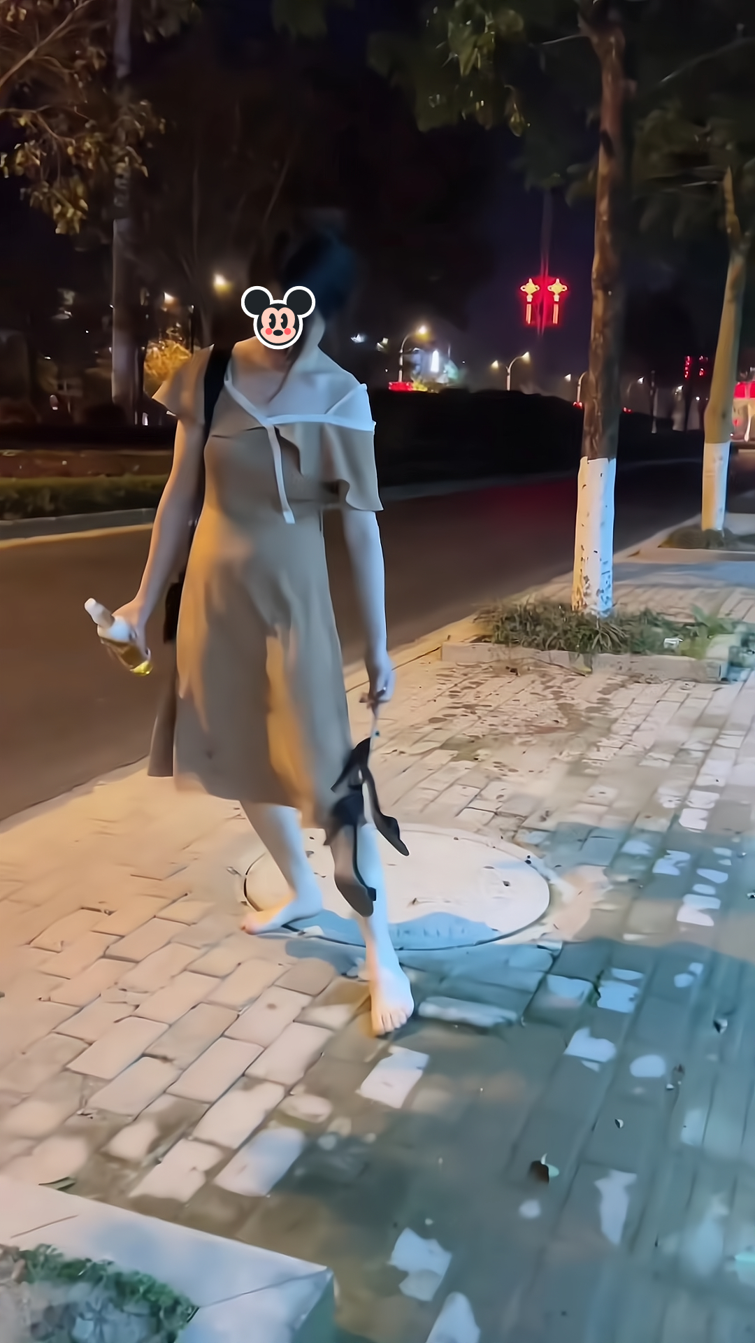 女子在街头买醉,女孩深夜去酒吧买醉后续