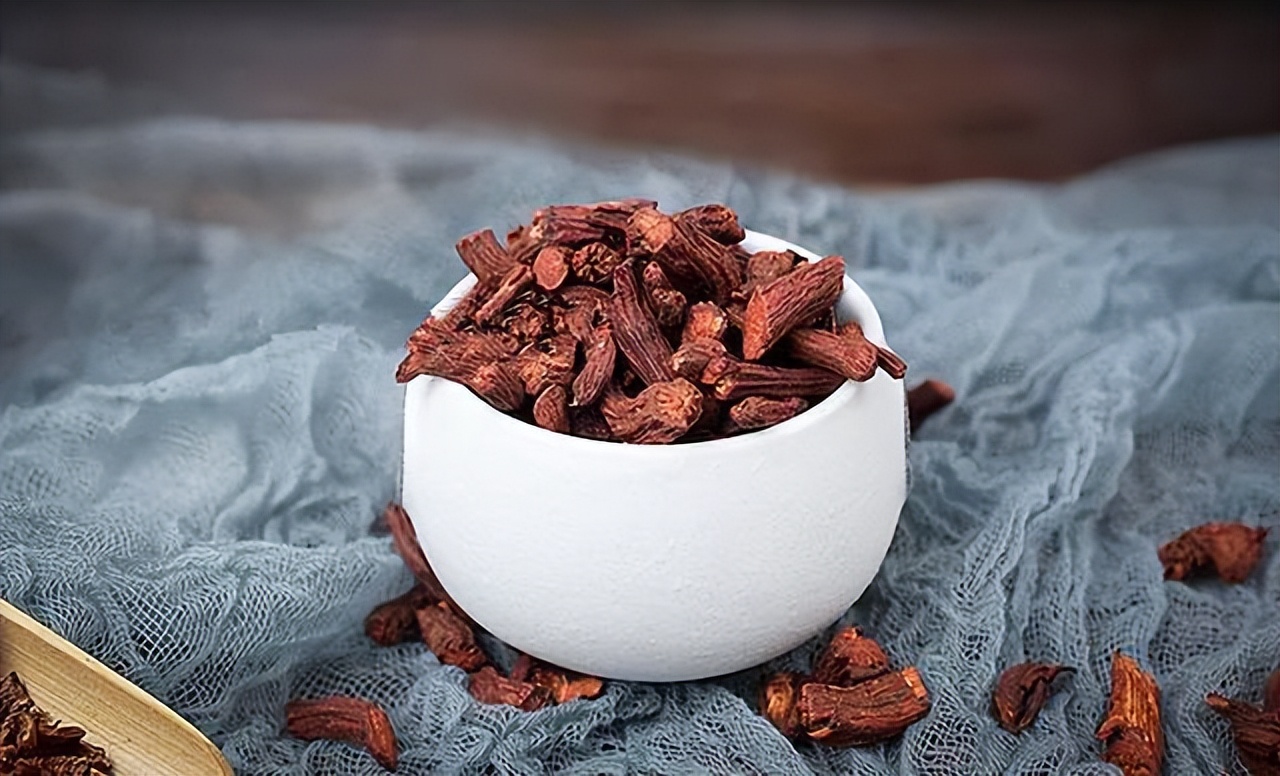 女性白发增多是什么原因造成的,女生30岁开始长白发缺什么营养