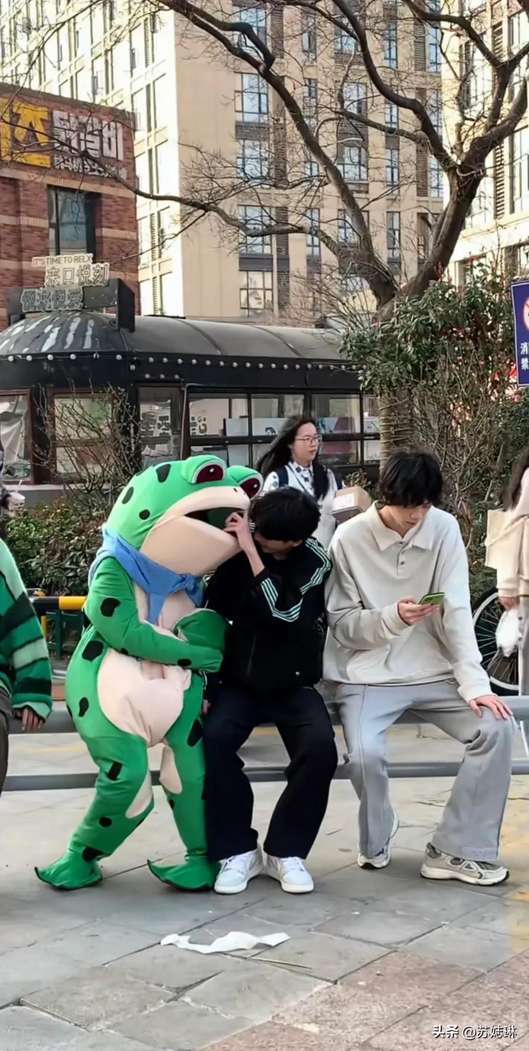 网红青蛙遭城管制止，无奈脱掉衣服，有话不能好好说吗？