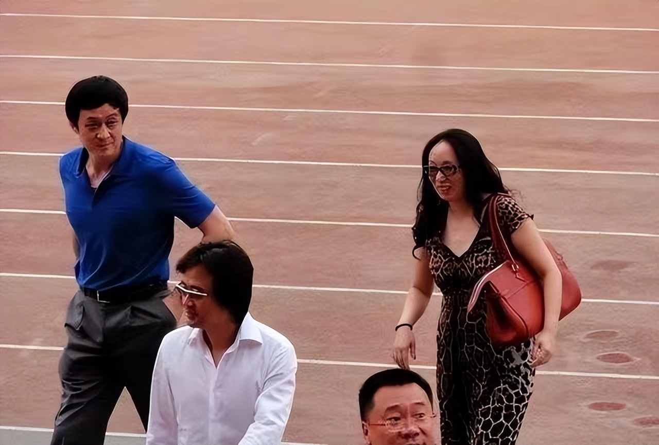 23岁女富豪生活奢靡,黑龙江女首富离婚