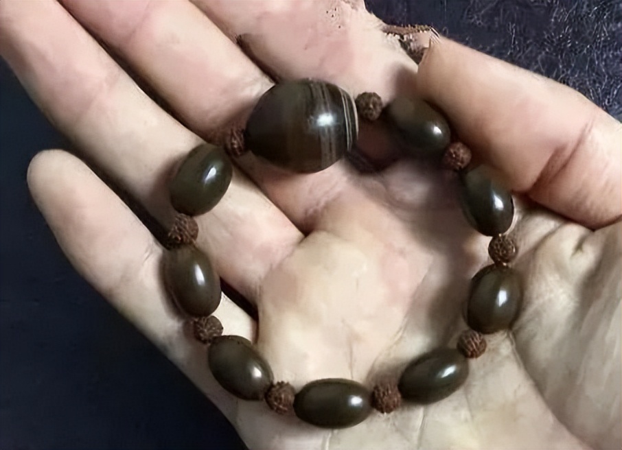 李子果核手串包浆玉化的效果,蛤蟆头核桃手串包浆玉化图片