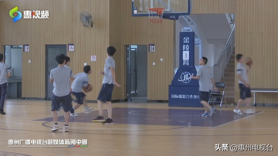 现在的高中生多高,记者问中学生有没有近视