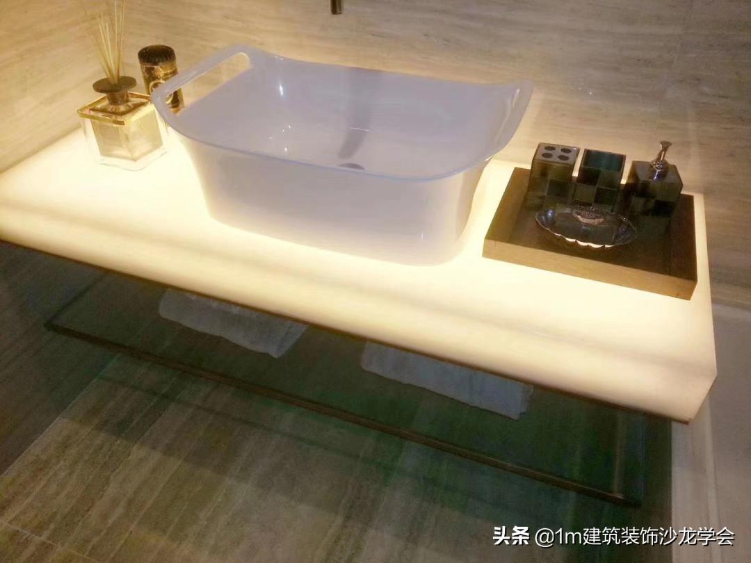 玻璃和玉石材质有什么区别,透光玉石玻璃是什么