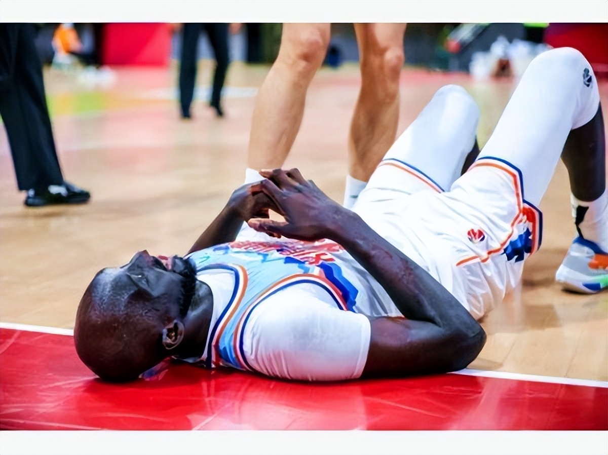 身高2米28！塔克-法尔在CBA的首秀打响！表现如何？缺点太明显了