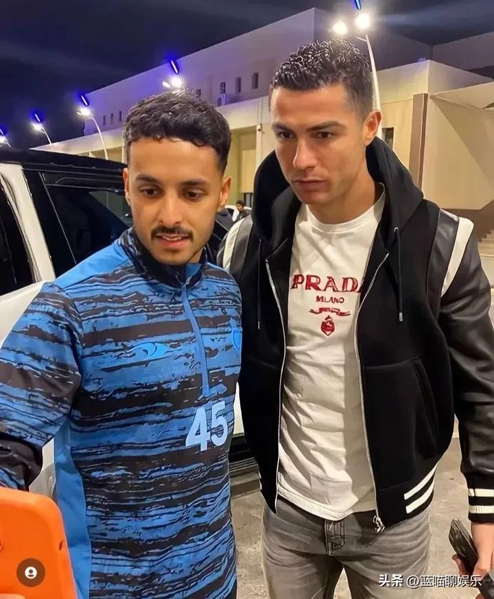 乔治娜身穿小香风外套和C罗在游乐场度过了愉快的一天，性感时髦