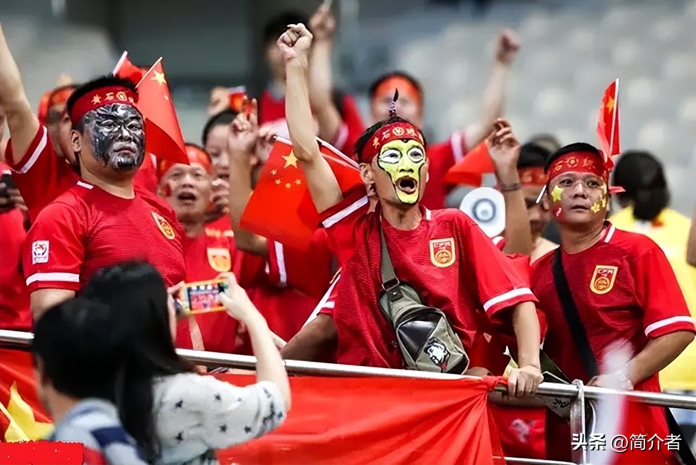 席卷中国的足球狂热，是文化渗透还是我们自己傻缺？