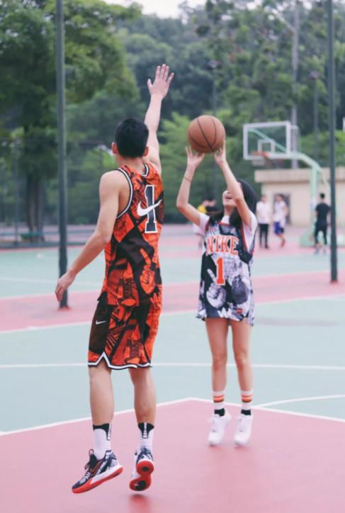 “蹭热度的别来沾边”，黑丝女生和“樱木花道”合照，男生破防了