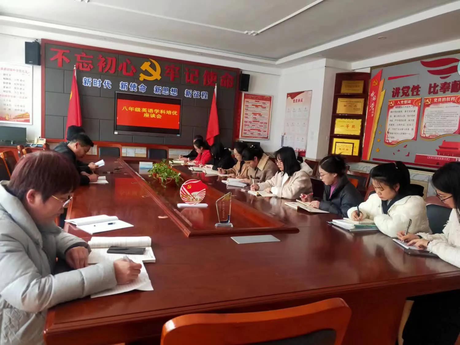 浠庢湰璐ㄤ笂鍋氬埌涓轰汉甯堣〃鏁欑爺鎬荤粨,鍑濆績閾稿笀榄傛暀鐮旇偛鏂颁汉