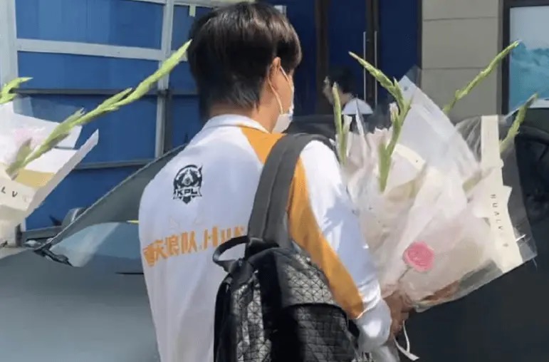 刺痛回忆刺痛和飞牛打架全过程,qg飞牛被换下后的qg