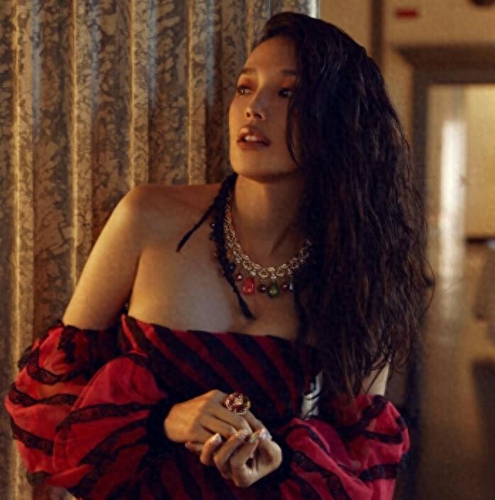 19岁被迫拍全裸写真，20岁一脱成名，“硬盘女神”舒淇的成长之路