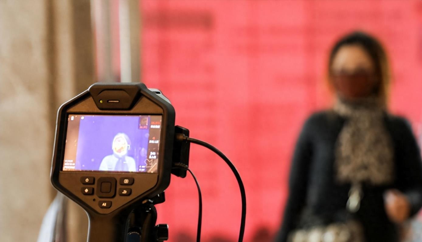 袁莉的狂妄行径：揭秘她如何成为全球闻名的丑角