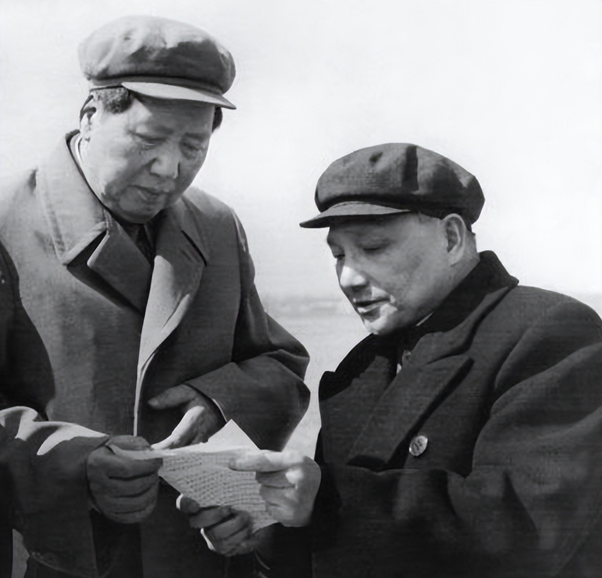 李白首创一个词牌，极为难写，佳作很少，毛*东泽**却写成千古名作