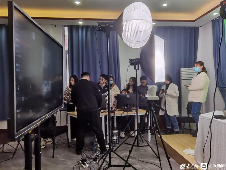 “用一张嘴，唱遍商河的美”曾连吃4只鸡的商河“网红县长”双十一再直播