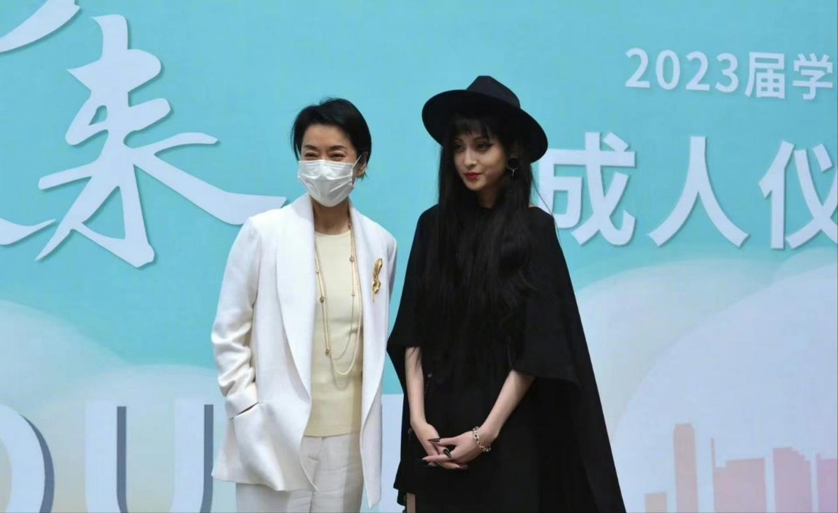 毛阿敏和女儿休闲合影照片,60岁毛阿敏与19岁女儿同框