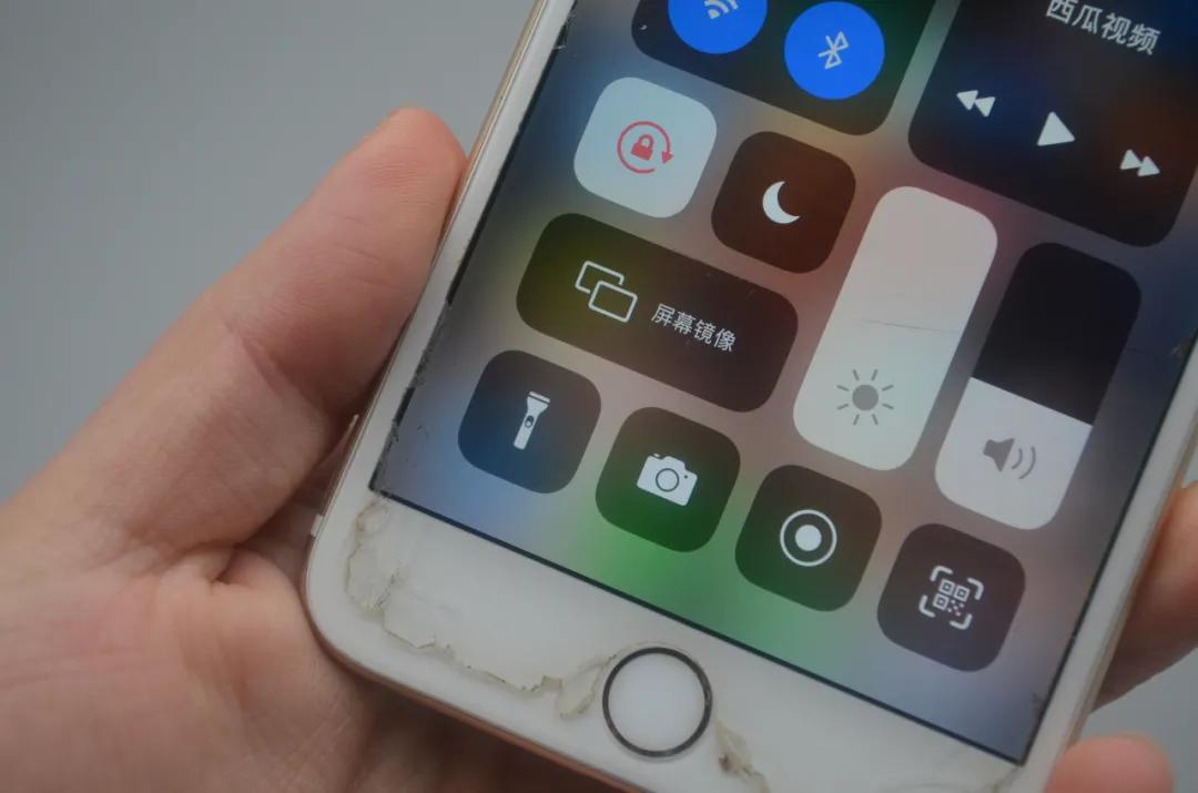 手机的手电筒功能在哪里,手机自带的手电筒会有摄像头吗