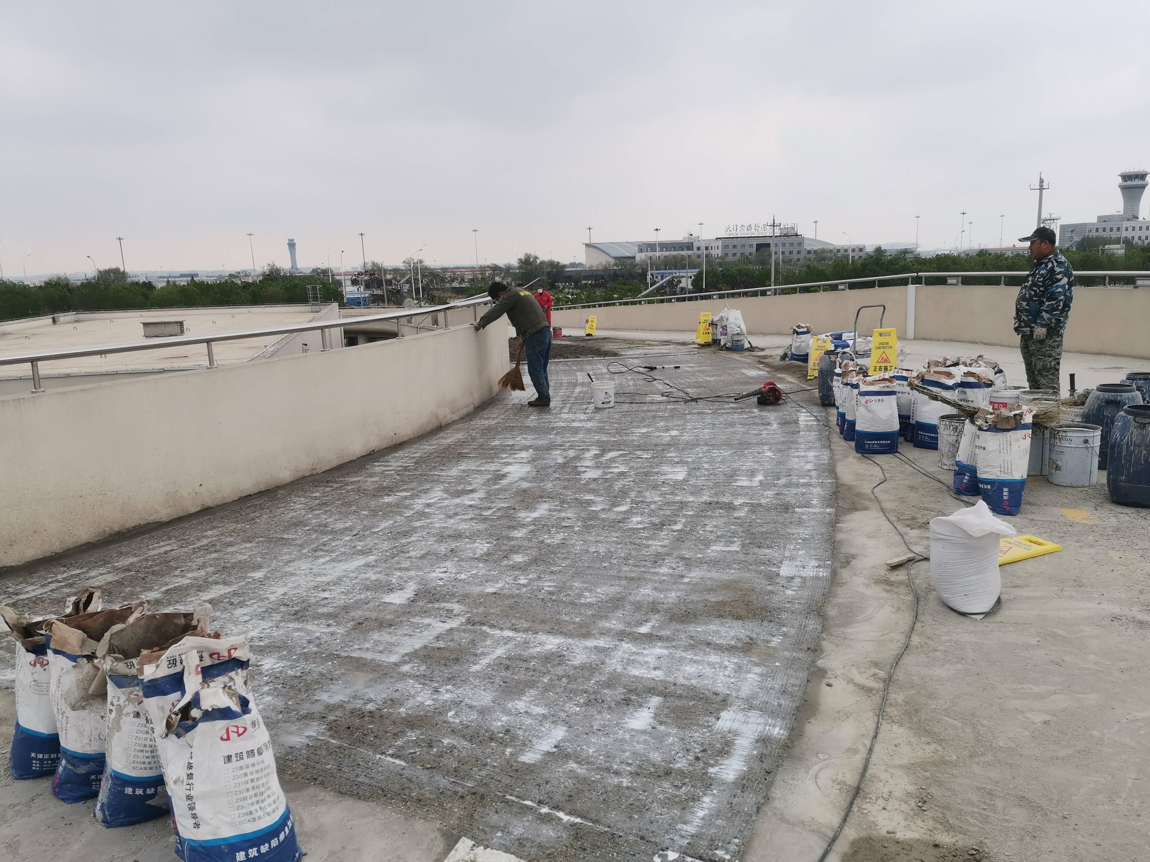 路面快速修补砂浆有气泡怎么办,乡村混凝土路面起砂最佳修补方案