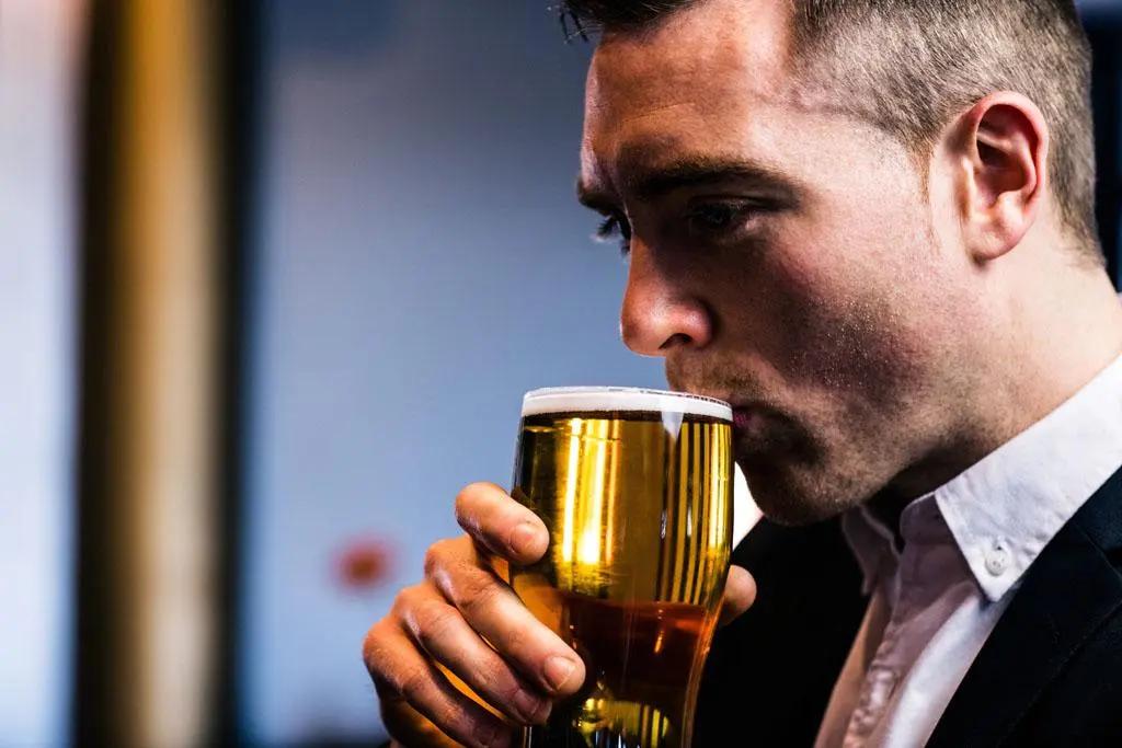 小伙胸痛去医院做心电图,男子左臂疼查出心肌梗死