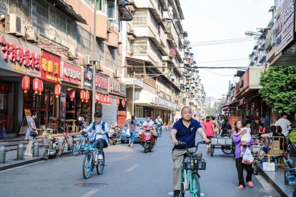 成都东站附近有美食街吗,成都当地人去的美食街