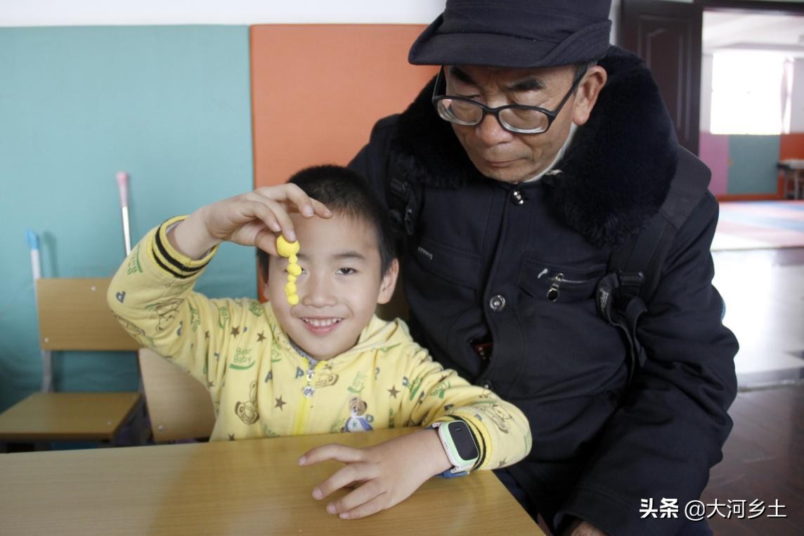 “孩子我来带!”外孙重病无力治疗,农村外公挺身而出撑起一片天