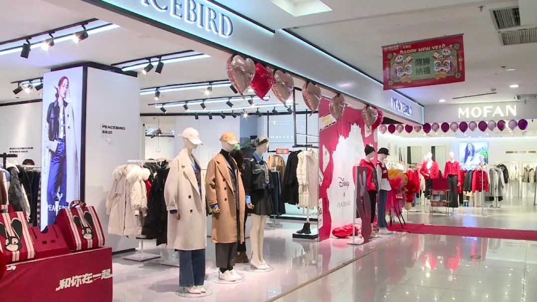 春节将至年味浓年货市场购销两旺,新春走基层消费热情高监管不停歇