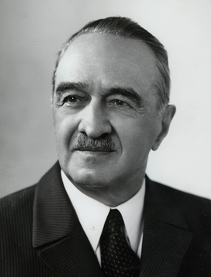 1949年毛主席定都北京，谈及原因主席坦言：其他几个地方更不行