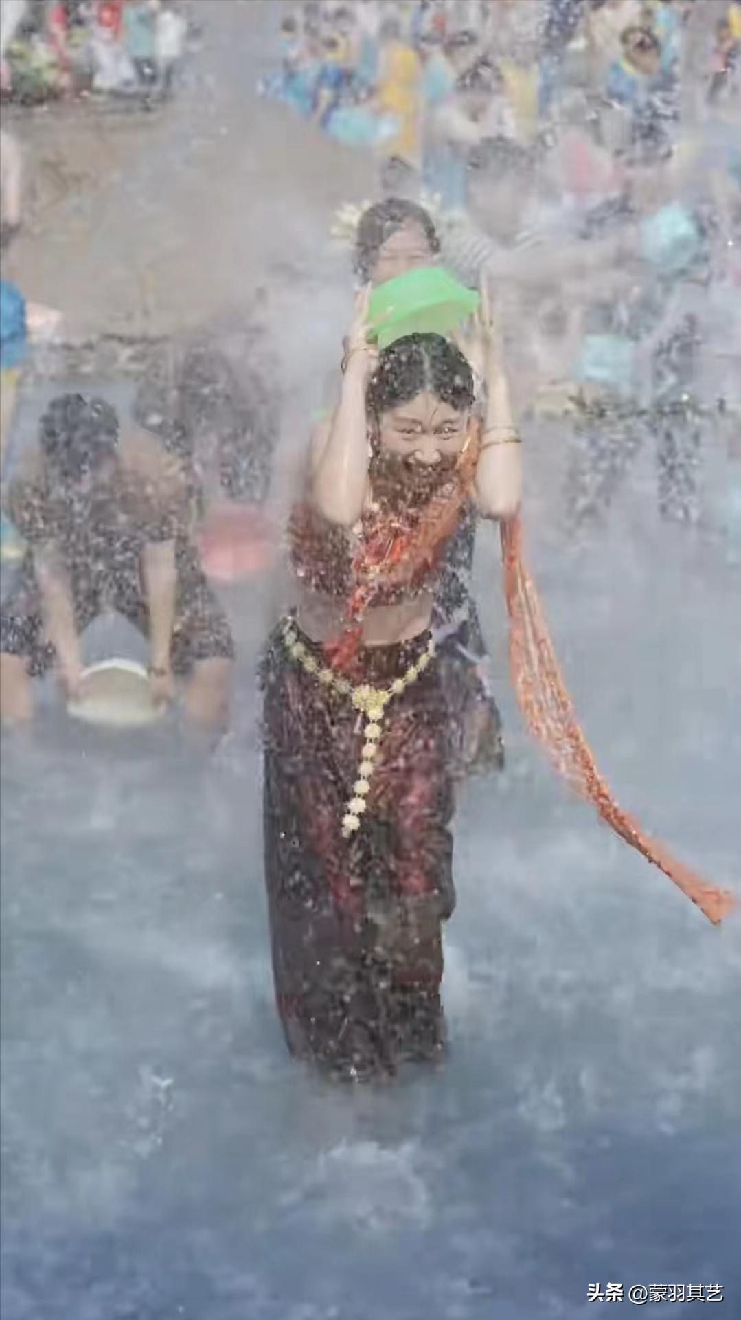 泼水节女子被撕扯雨衣怎么处理,泼水节被撕扯雨衣当事女生发声