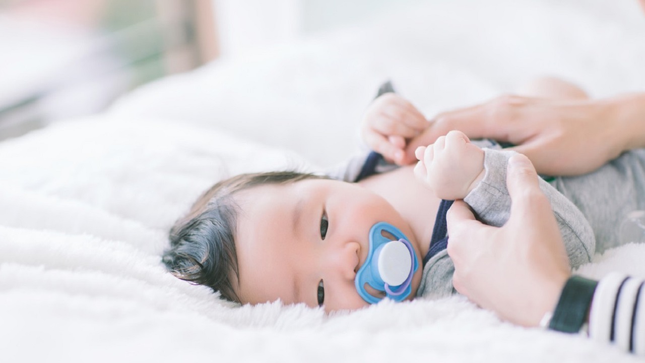 秋季腹泻宝宝发烧会持续多长时间,宝宝腹泻发烧一直想吐吐不出来