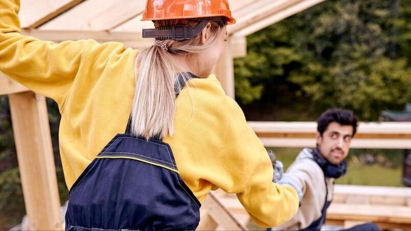 穷小子一夜翻身最后抱得美人归,穷小子飞机上救人抱得美人归