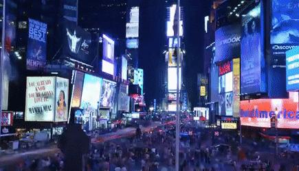 40美金买下时代广场电子屏幕15秒，男子竟放了自己面包吃播？