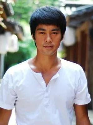 陈国坤撞脸李小龙,陈国坤长得像古天乐