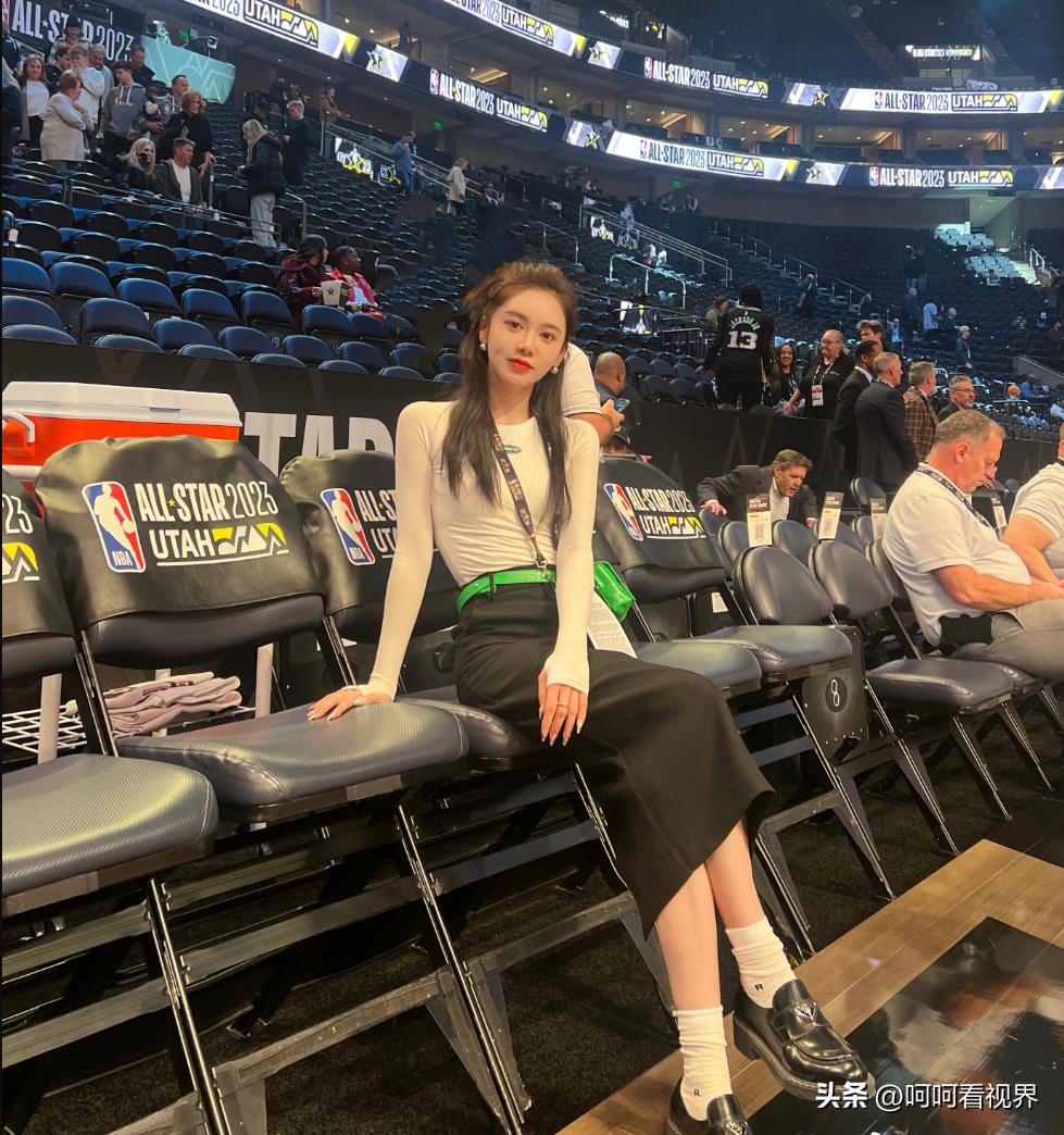 气质减龄女主持装,女主播显身材穿衣推荐