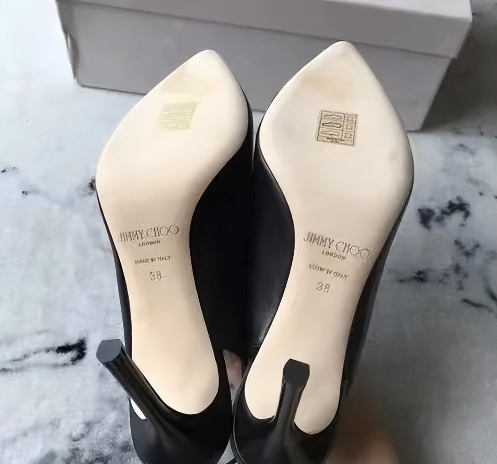 花8000块买的lv拖鞋,8千多lv拖鞋穿一星期掉色