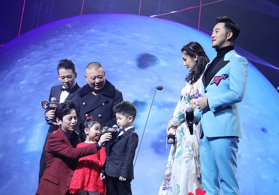 岳云鹏调侃吴京谢楠完整版,岳云鹏吴京谢楠同台是什么节目