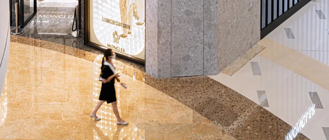 在二手奢侈品店，看见工薪女孩的欲望挣扎