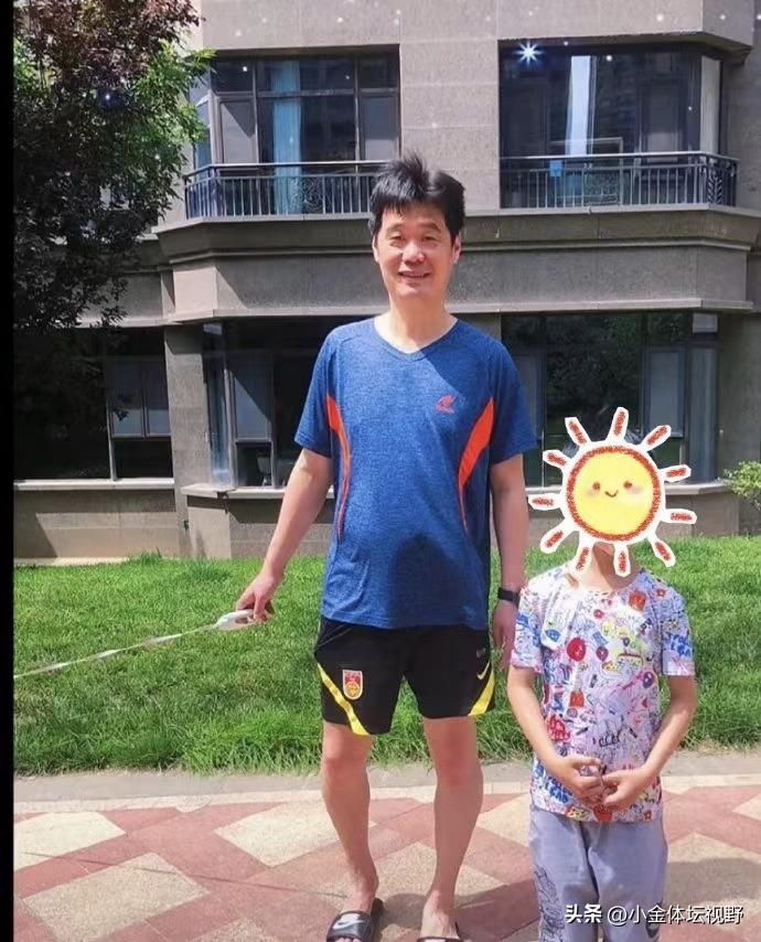 平安无事！李霄鹏亮相，穿国足训练服，遛狗，比郝伟李铁会做人