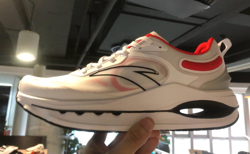 谷爱凌同款跑鞋太帅了，镂空跑鞋科技感强，安踏设计赶超李宁？