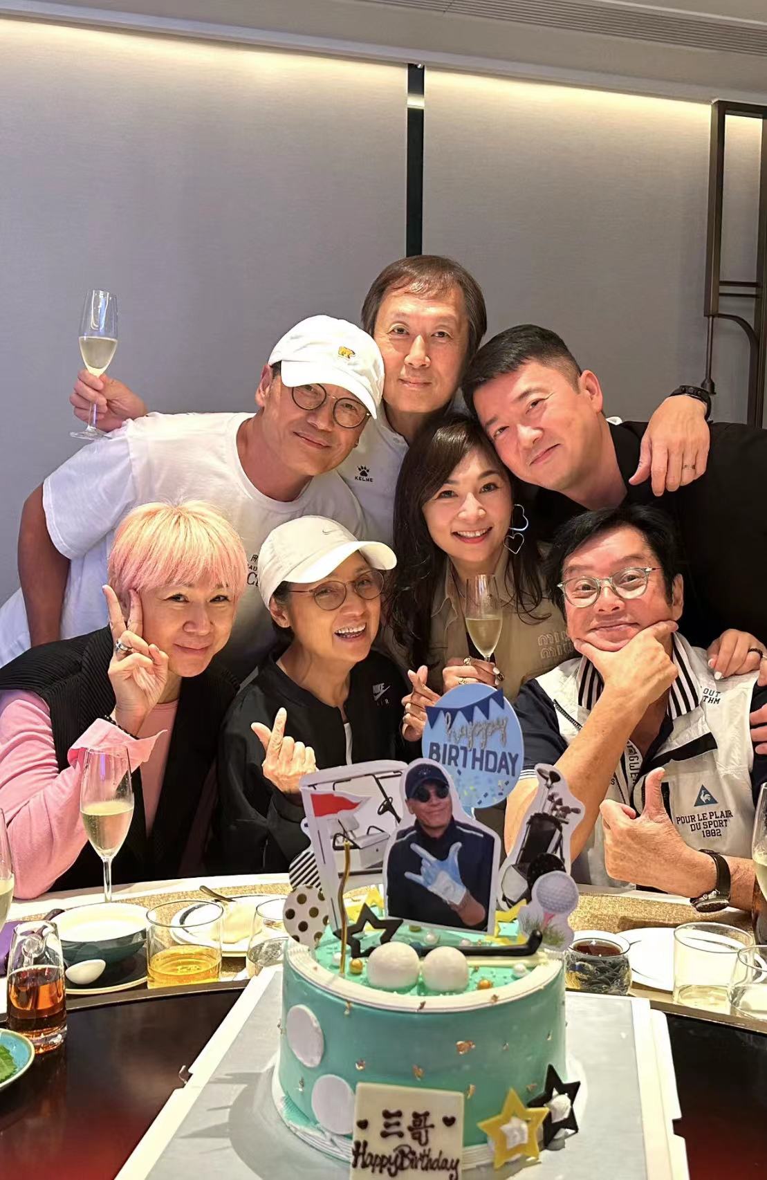 众老牌港星为苗侨伟庆生！戚美珍两鬓斑白，谭咏麟面红老人斑明显