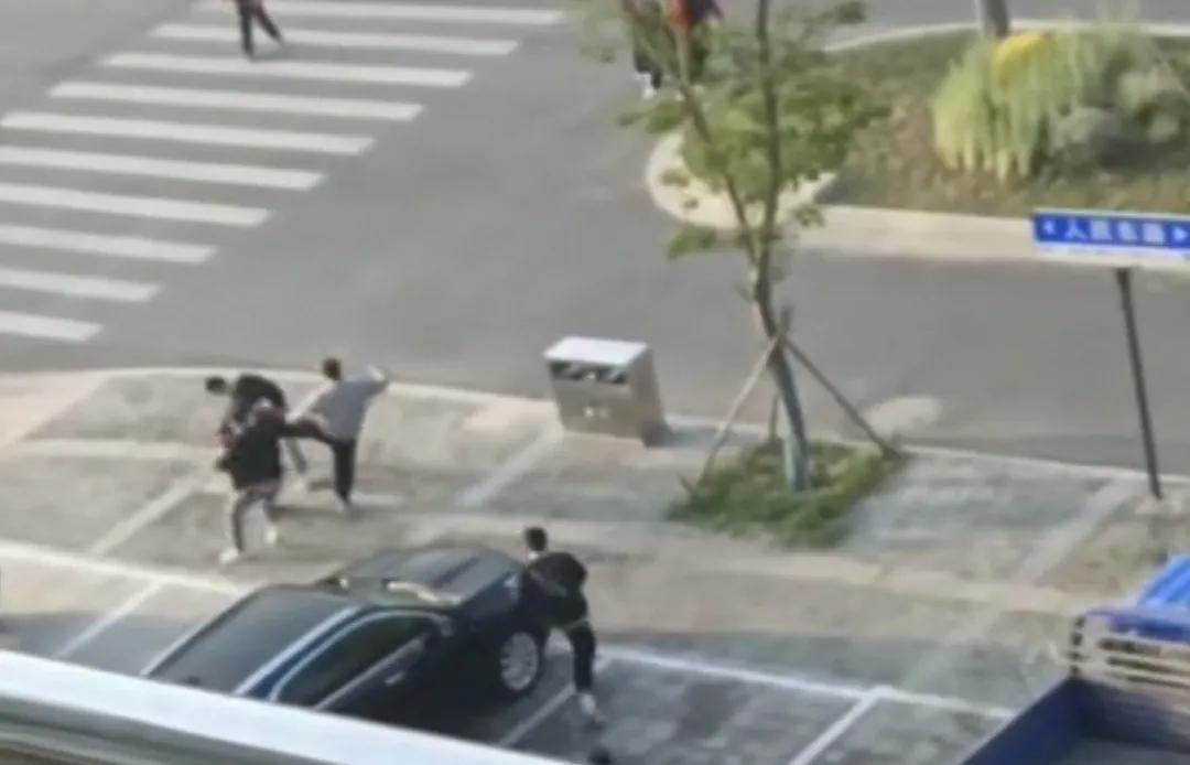 校园霸凌，青少年犯罪，揪心的存在｜家长细读，就在身边