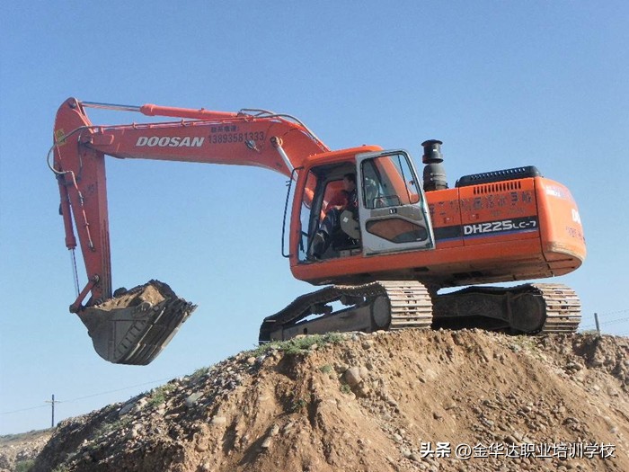 挖掘机操作员培训完整版,挖掘机学员熟练动作提高掌控能力