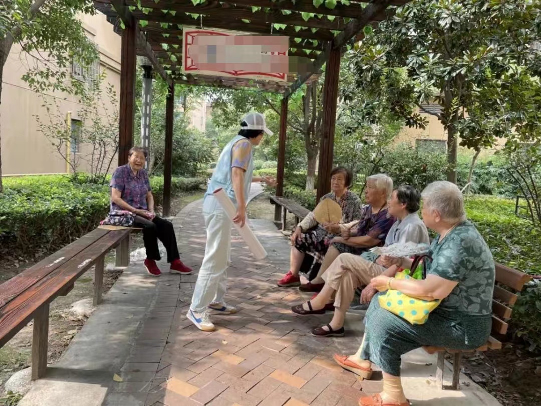 我,90后女孩,在深圳给特殊老人洗澡,可年收入36万,就是有点累